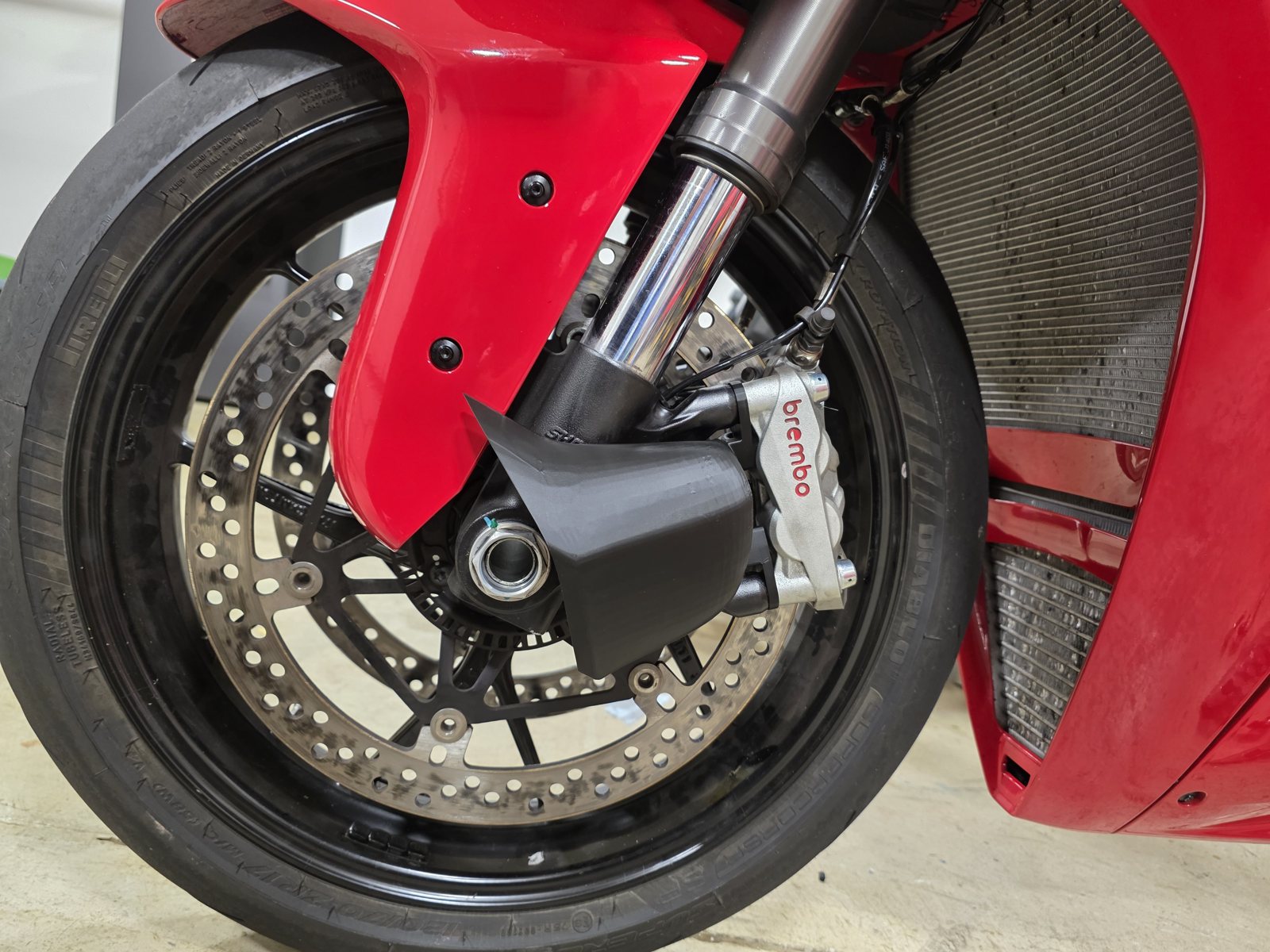 Close-up: the cowl runs from the axle back to the caliper