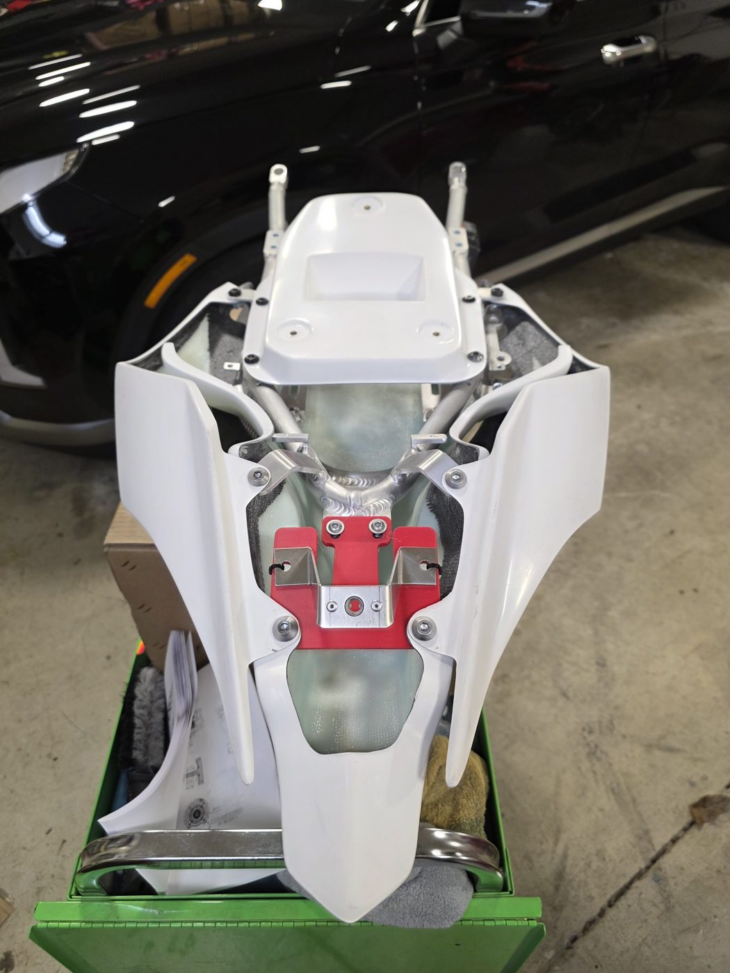 Tail extension and seat bracket inside the Carbonin tail